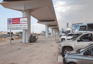     * A sign saying ‘No parking under Metro viaduct’ is installed on Shaikh Zayed Road close to the Oasis Centre.     * Image Credit: Oliver Clarke/ Gulf News