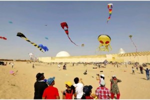   People watch and fly their own kites at the first International Kite Festival yesterday at the Dubai Outlet Mall.  Charles Crowell for The National