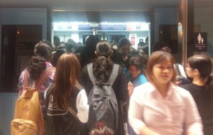 Metro users struggle to get on and off trains due to crowding at the doors (Majorie Van Leijen)