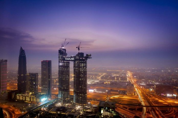 Walk between two Dubai skyscrapers on Sky Walk