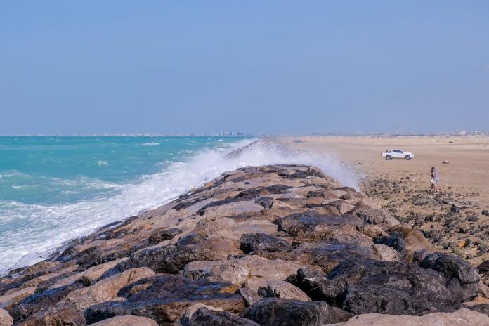 Weather: Rough sea, waves up to 7ft high to hit UAE offshore